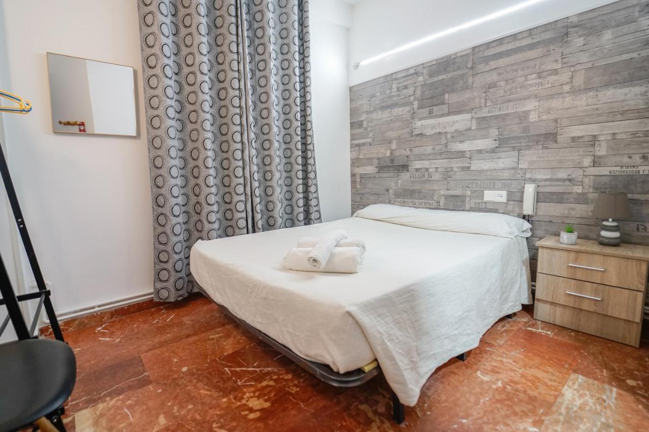Hostal Nevot Granada Bagian luar foto