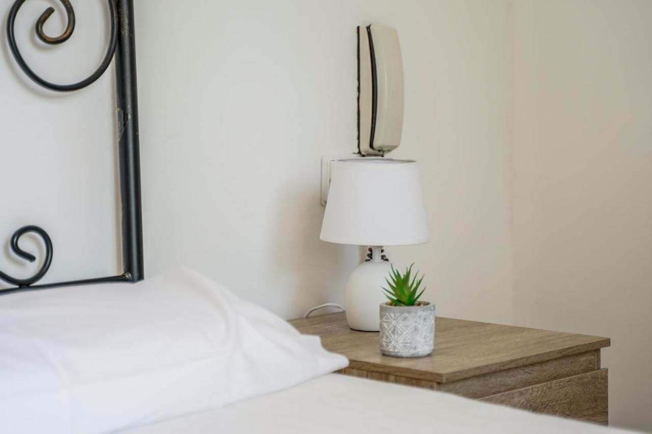 Hostal Nevot Granada Bagian luar foto