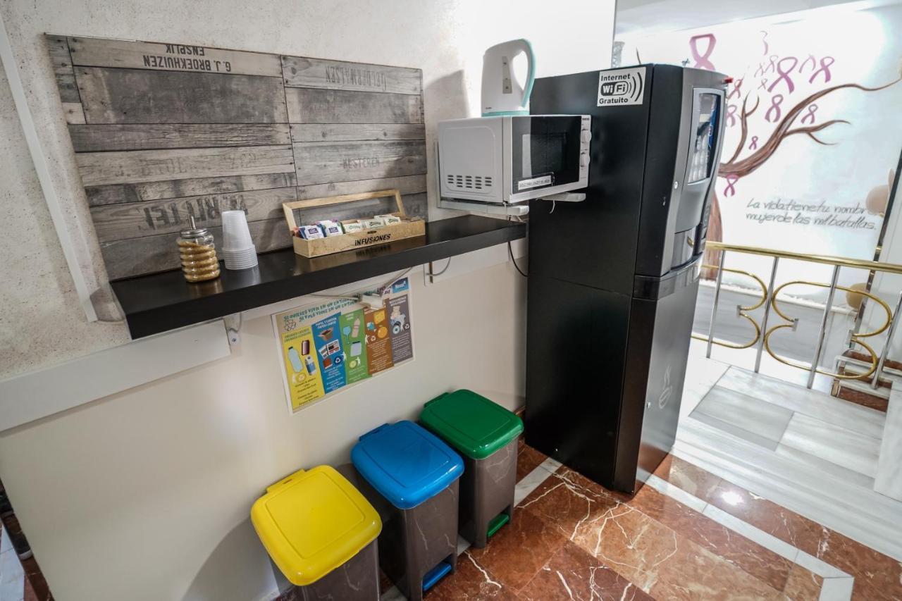 Hostal Nevot Granada Bagian luar foto