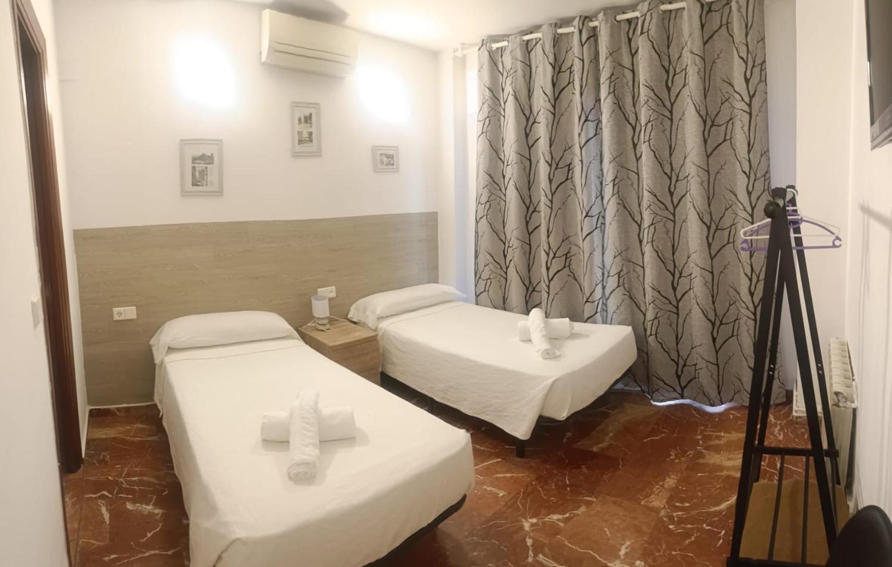 Hostal Nevot Granada Bagian luar foto