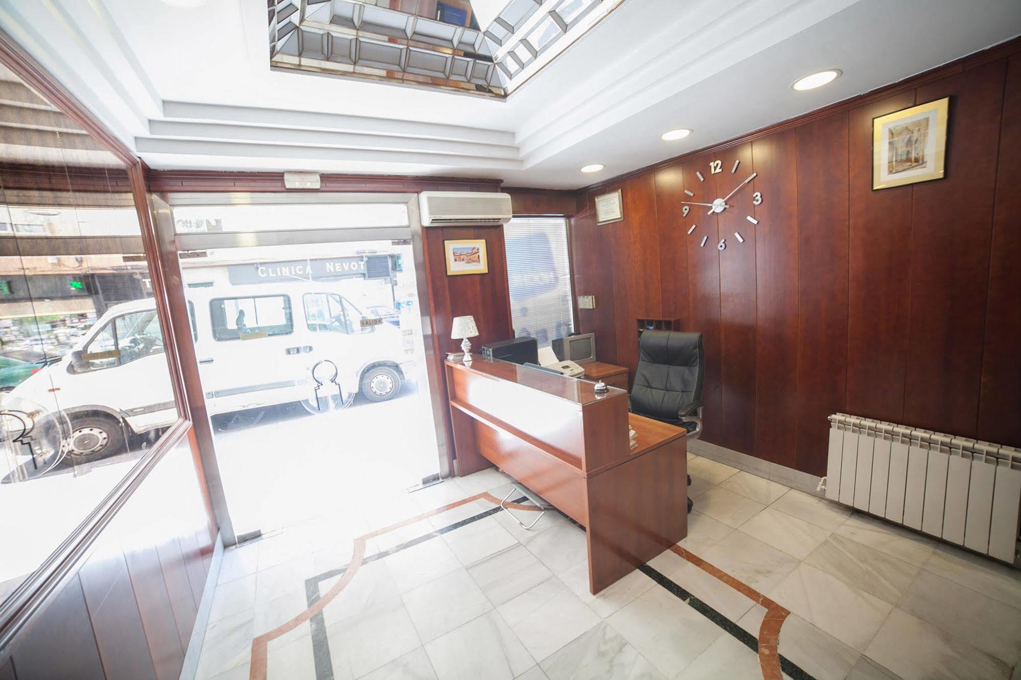 Hostal Nevot Granada Bagian luar foto