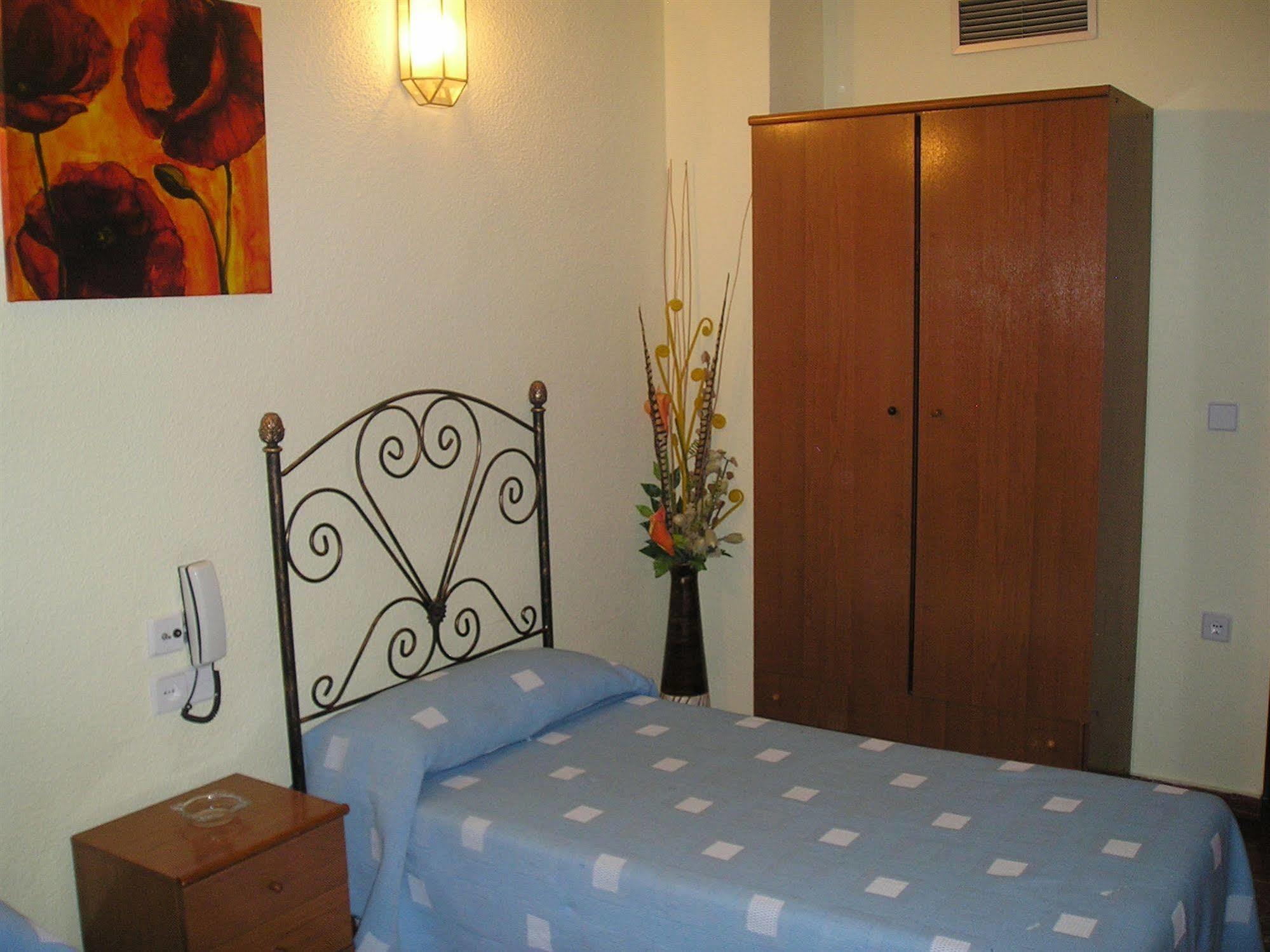 Hostal Nevot Granada Bagian luar foto