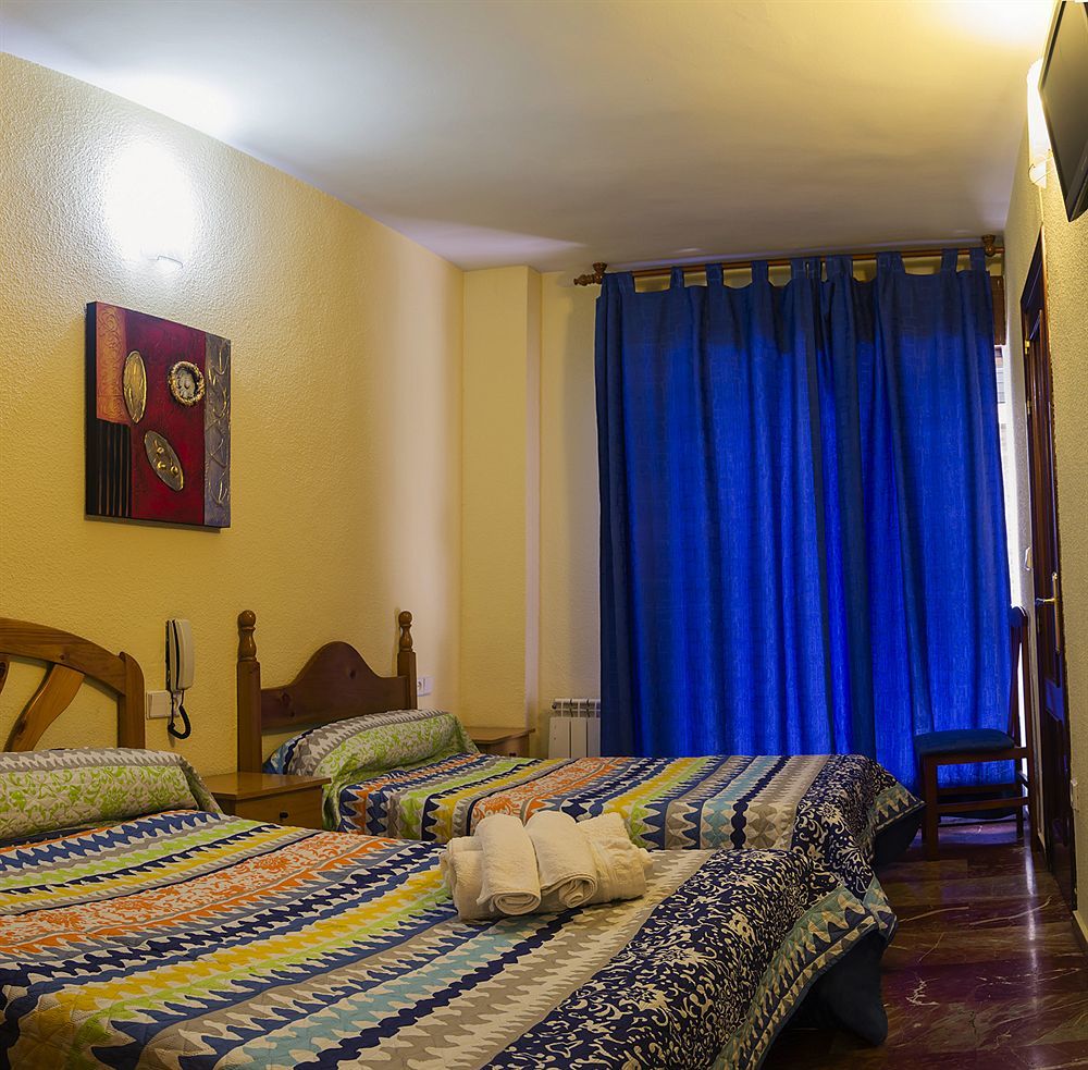 Hostal Nevot Granada Bagian luar foto